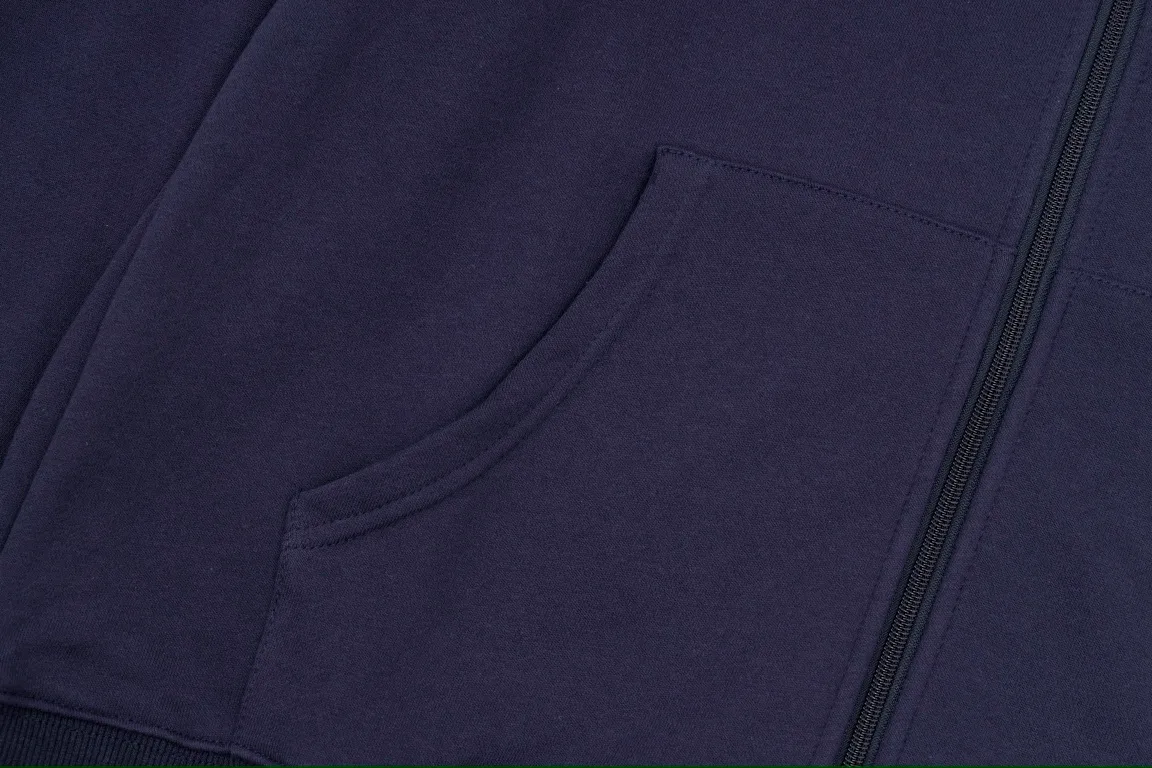 P240 Style No.: Y055 Ralph Lauren/Ralph Lauren pony embroidered zipper cardigan hooded sweatshirt. A one-of-a-kind sweatshirt for autumn and winter is here. You can wear it casually no matter how you wear it! ! This hooded sweatshirt is decorated with the simple style that represents Ralph Lauren and is paired with a pony embroidery pattern, which is three-dimensional and full! The solid color fabric paired with exquisite embroidery instantly sets it off! Hooded sports design, loose and casual fit! The overall texture is very strong! Through the pictures, we can feel the thickness and texture of custom-woven and dyed threads. The workmanship is exquisite. They are shipped from major foreign trade factories. They are all made by masters with many years of experience. Everything is of high standards and requirements! Simple and versatile model ~ Made of imported pique cotton fabric, which is super delicate and soft, close to the body without being tied. All fabrics and accessories are original custom-made and of high quality! Perfectly reflects the brand’s sense of superiority! Standard cut, comfortable stretch, unrestricted movement! Highly practical, high-end and classy! Versatile style ~ can be paired with jeans or jogging pants. Ideal for transitioning from your morning commute to weekend events! Tag, hanging particles, washed, packaging bag, full set of accessories, very good-looking, super exquisite workmanship, size: S-XL, color: navy, black, gray